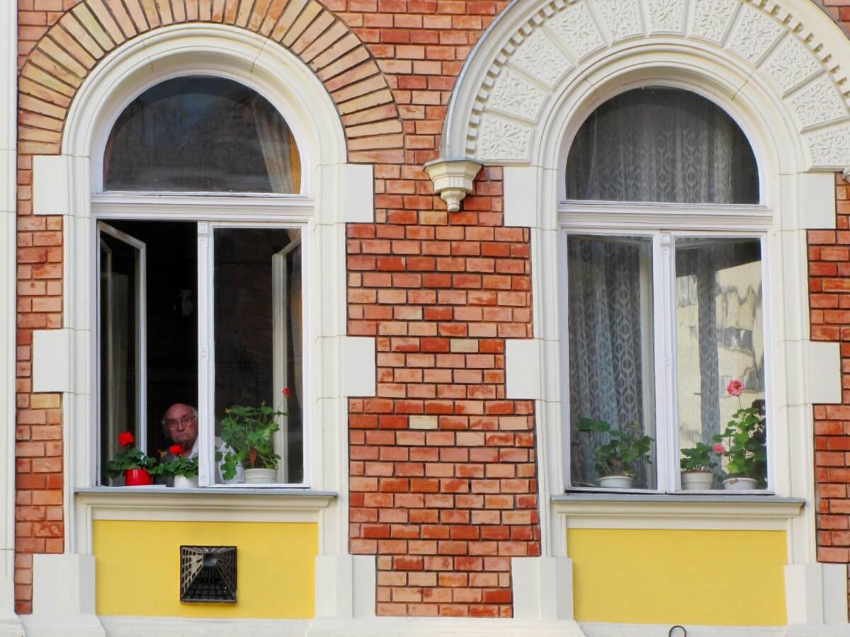 window_uncle_man_elderly_is_watching-1127863.jpg!d
