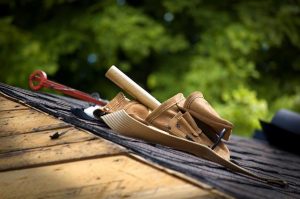 Une charpente figure parmi les éléments qui comptent pour une maison. Accompagnée de la couverture, celle-ci sert à sécuriser le logement notamment contre les intempéries. Si la charpente en bois a été le plus utilisé dans les temps anciens, aujourd’hui, on retrouve différents types de charpente. Chaque catégorie a ses avantages et ses limites, ce qui implique de choisir en fonction de son projet de rénovation. Quelles sont les différentes charpentes qui existent sur le marché ? Laquelle choisir pour ses travaux ? Nous en parlons. L’intemporelle charpente en bois Depuis des lustres, la charpente en bois a fait l’unanimité chez nos ancêtres. Cela explique pourquoi de nombreuses maisons traditionnelles en disposent. Sur le type de bois utilisé, cela peut toutefois varier entre le peuplier, le chêne, l’orme et le pin. Notons que la charpente en bois est un choix de premier ordre si vous projetez d’aménager vos combles. L’avantage du bois, c’est que c’est une matière solide et robuste. Il est donc capable de résister aux charges, aussi lourdes soient-elles. Elle est peu sensible aux incendies et dispose d’un design qui admet différentes configurations d’habitations. Il faut néanmoins souligner que le prix du mètre carré est assez onéreux et oscille généralement entre 75 et 100 euros. Un autre inconvénient, c’est qu’un zingueur à Toulouse ne vous recommandera pas la charpente en bois notamment si votre maison ne dispose pas de solides fondations. La charpente industrielle ou à fermettes Vous êtes séduit par la charpente en bois, mais vous n’avez pas les moyens nécessaires pour vous en approprier ? Cette solution pourrait vous convenir. La charpente à fermettes est, en effet, très profitable sur le plan financier. Ce prix bas est d’ailleurs son principal atout. D’ailleurs, cela est possible du fait que ce matériau est assemblé en usine. Puis, il faut souligner que l’installation du kit est rapide. Il suffit tout simplement de placer l’isolant en vrac. Cela dit, cela ne convient pas forcément à un projet d’aménagement de combles. En tout cas, les économies sont bien présentes, que ce soit au niveau de l’isolation, la main-d’œuvre ou l’équipement. Zoom sur la charpente en lamellé collé Toujours dans la grande famille des charpentes en bois, nous avons la charpente en lamellé collé. Il faut tout de même avouer que cette sorte de charpente n’est pas très commune sur le marché. C’est un point qui le différencie de la charpente en bois classique ou de la charpente à fermettes. Puis, comme son nom l’indique, vous avez des lamelles boisées qui sont accolées les unes aux autres. Pour permettre à ces dernières de tenir sur place, il arrive que les fabricants se servent d’une pièce de bois massif ou métallique. Ainsi, c’est une matière à privilégier si l’on veut créer des poutres pour grands bâtiments. Cette charpente en lamelle collé clôt ainsi l’utilisation du bois dans la conception d’une ou plusieurs charpentes. La charpente en béton moderne et résistant Savez-vous qu’aujourd’hui, la toiture peut aussi se faire avec une charpente en béton ? Le développement des technologies utilisées dans l’industrie a permis une évolution des techniques. Par conséquent, on retrouve ce type de charpente qui peut bien substituer l’ancienne charpente en bois. Le béton dispose, à ce titre, de plusieurs points forts. En premier lieu, il permet d’avoir une charpente aussi légère que robuste. Cette résistance s’observe surtout lorsque votre demeure fait l’objet d’un choc important ou encore d’un incendie. On notera, par la même occasion, que le montage n’est pas aussi compliqué qu’on ne le pense. En plus d’être plus facile à poser, la charpente en béton ne requiert pas autant d’entretien qu’une charpente en bois. Le revers de la médaille, c’est au niveau de son esthétique. La charpente en béton offre un design moins impressionnant que les autres solutions. Elle est néanmoins à privilégier si vous prévoyez une toiture-terrasse particulièrement plat. La charpente métallique pour se faciliter la vie Vous avez une maison contemporaine et vous cherchez une charpente design pour convenir à votre logement ? En dehors du bois et du béton, on retrouve aussi la charpente en métal. Sur la technique, l’assemblage d’une charpente en acier ressemble beaucoup à l’assemblage d’une ossature en bois. Néanmoins, sur le plan esthétique, elle offre plus de modernité. Côté avantages, l’ossature en métaux est moins épaisse, ce qui lui confère plus de maniabilité. Par ailleurs, elle existe en une panoplie de formes. Vous pouvez donc établir votre choix en fonction de la toiture de votre habitation. Il faut aussi souligner que la charpente métallique n’est pas sensible aux petits insectes, et encore moins à la moisissure. Vous n’aurez donc pas besoin de l’entretenir régulièrement. Si l’aspect écologique compte pour vous, de nombreux modèles utilisent de l’acier recyclé dans leur conception. Cette initiative des fabricants a un impact positif sur l’environnement.